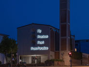 Die Leuchtschrift an der Elisabethkirche in der Nacht. Foto: Johannes Seyerlein